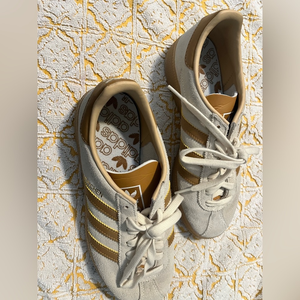 Adidas Originals Men’s 6 Munchen
Cream Faux Leather White Mesa Sneakers
AGY7399 - Picture 9 of 9